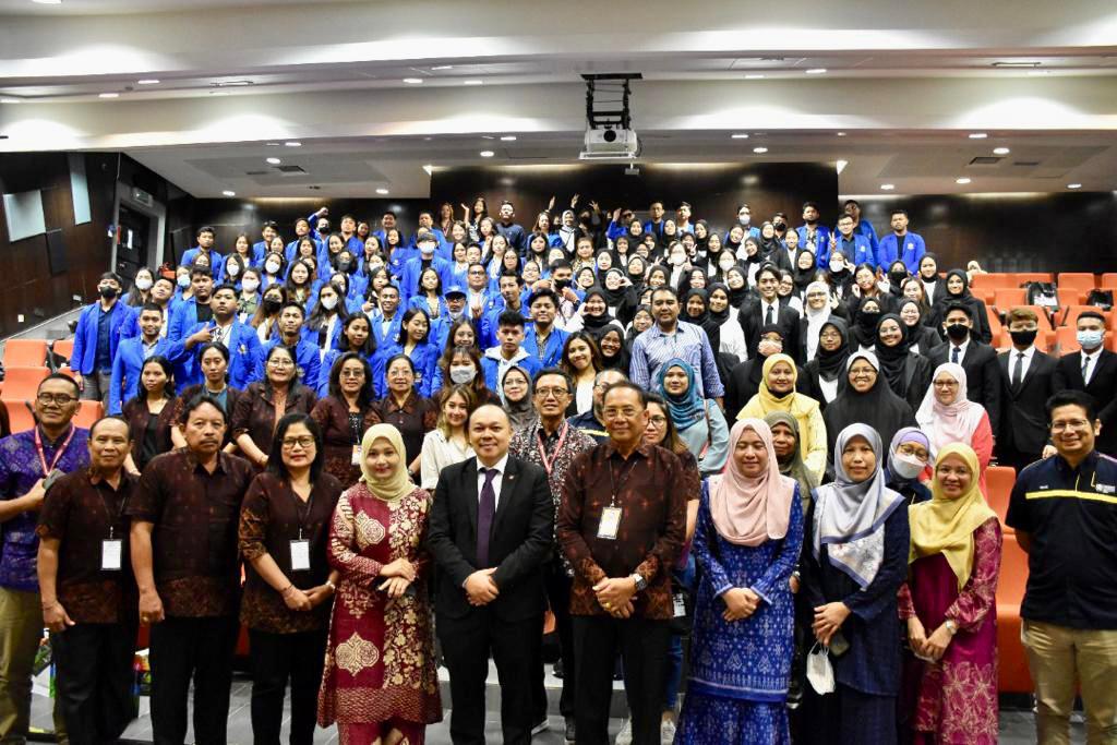 FH Unwar Bali dan FH UiTM Malaysia di SMU Emas Internasional School Malaysia.