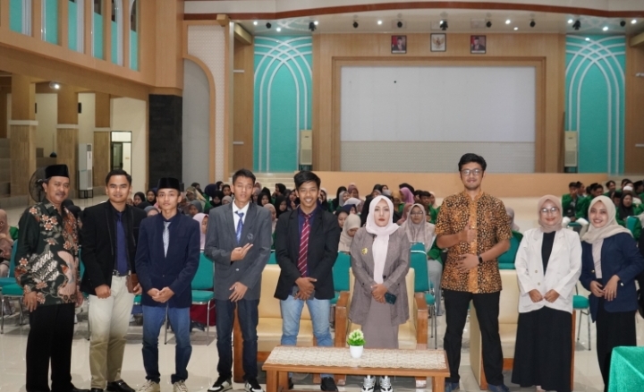 Fatmah,S.Sy., MH., bersama jajaran Dosen FS IAIN Kediri dan peserta.